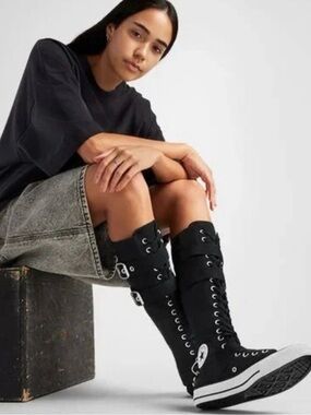 Converse NWOT Knee-high Lace Up, Silver Buckles. Classic Chuck Taylor.
Size 7.5